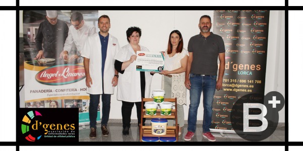  Ángel Linares hace entrega del cheque a la Asociación de Enfermedades Raras D’Genes